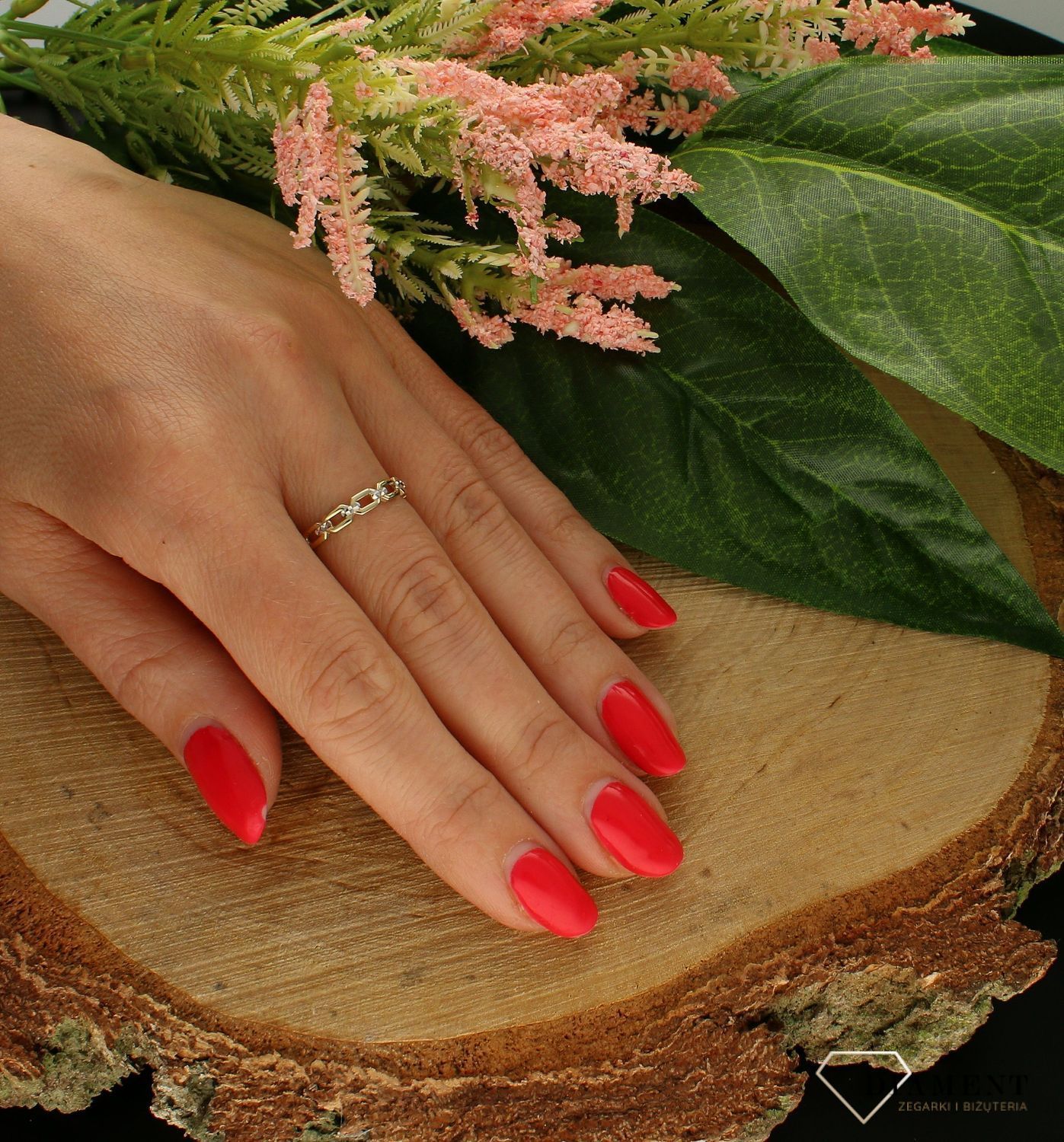 Złoty pierścionek 333 obrączka z grawerowanym wzorem PI 6123 333. Pierścionki to hit ostatnich lat! Takie pierścionki z pewnością rzuca się w oczy z daleka z uwagi na wzór i staranność wykonania..jpg